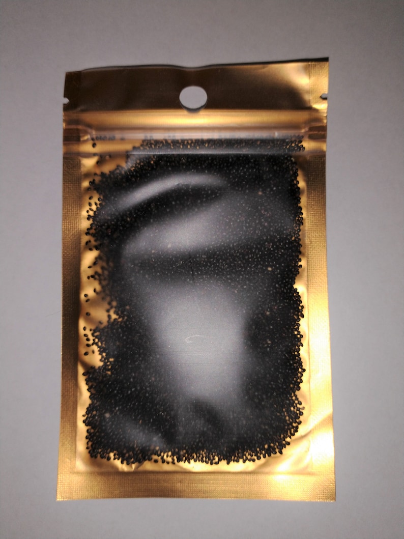 Peut inclure: Un sachet refermable dor&eacute; rempli de petites graines noires.