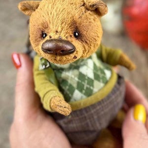 Osito de peluche en miniatura OOAK, oso de peluche coleccionable, osito de peluche hecho a mano con ropa hecha a mano. imagen 1