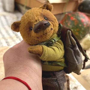 Osito de peluche en miniatura OOAK, oso de peluche coleccionable, osito de peluche hecho a mano con ropa hecha a mano. imagen 3