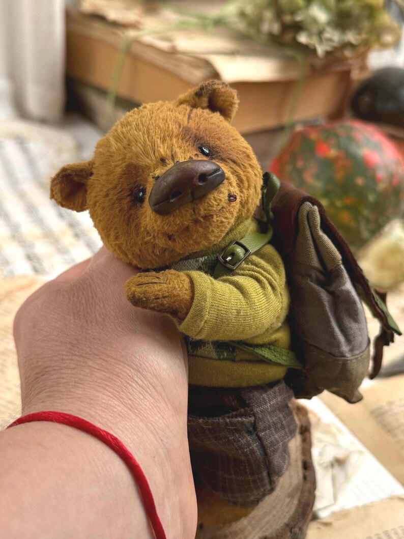 Osito de peluche en miniatura OOAK, oso de peluche coleccionable, osito de peluche hecho a mano con ropa hecha a mano. imagen 3