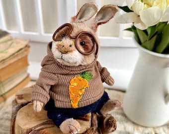 Conejo de peluche coleccionable hecho a mano con ropa. Conejo de viscosa.