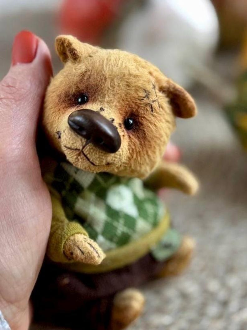 Osito de peluche en miniatura OOAK, oso de peluche coleccionable, osito de peluche hecho a mano con ropa hecha a mano. imagen 9