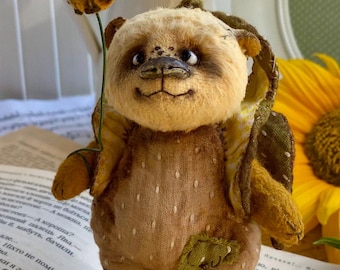 Mini oso de peluche dragón • Coleccionable de artista OOAK con pequeña amiga abeja