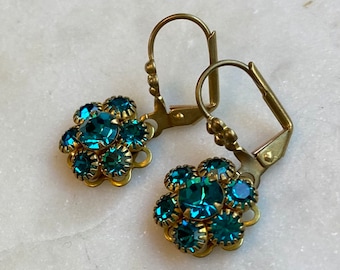 Pendientes colgantes de flores de cristal Swarovski con diamantes de imitación de circonio azul con alambres de oreja trasera de palanca simples o florales de latón crudo.