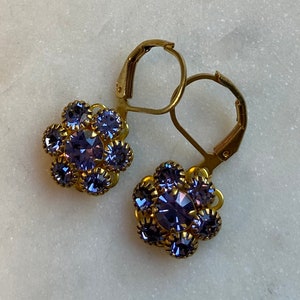 Tanzanite blaue Rhinestone-Swarovski-Kristallblumen-Tropfen-Ohrringe mit Roh-Messing-Ohrhaken.