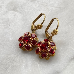 Boucles d'oreilles pendantes fleurs en cristal Swarovski, grenade et strass rouge rubis avec crochets floraux à l'arrière en laiton brut. Succulent !