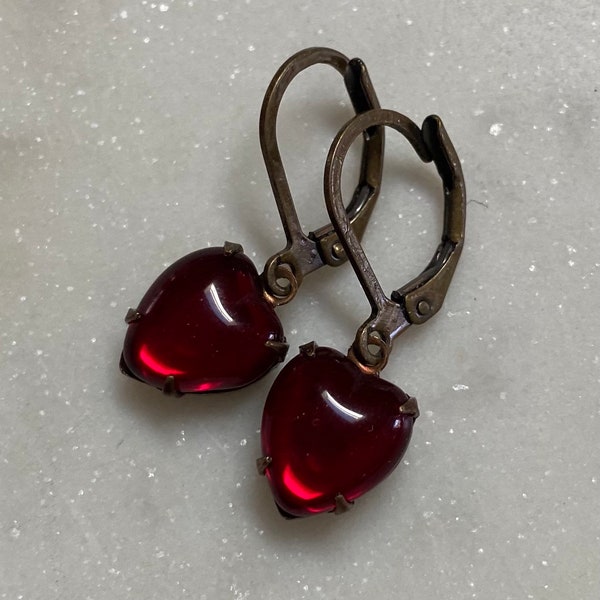 Vintage-rote Glas-Herz-Ohrringe mit antiken Messing oder rohem Messing Ohrhaken