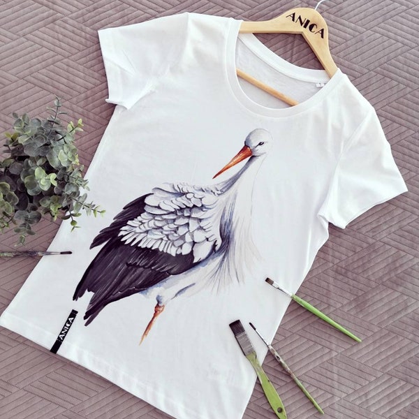 Frühlings-T-Shirt/ Frauenmode/ bemaltes Shirt/ Storch/ Frühlingsmode/ Damenkleidung/ Damen tshirt/ weißes T-Shirt/ Geschenk für sie/ art