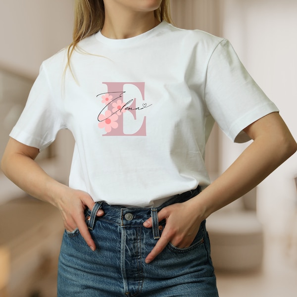 T-Shirt mit Buchstabe Monogramm personalisiert mit Namen Initiale und Blumen, persönliche Geschenke, Frauen Shirt, Bedrucktes Damen-T-Shirt