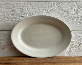 Antico piatto ovale in ironstone bianco, Johnson Brothers, Royal Ironstone Ware, Inghilterra, inizi del '900