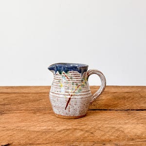 Jarra de crema de gres de estudio vintage - Esmalte azul cobalto con efecto goteo: Ontario, Canadá, década de 1970