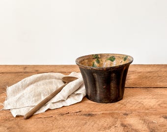 Molde antiguo de cerámica francesa para pudín - Terracota con esmalte verde salpicado y bordes acanalados: Francia, siglo XIX.
