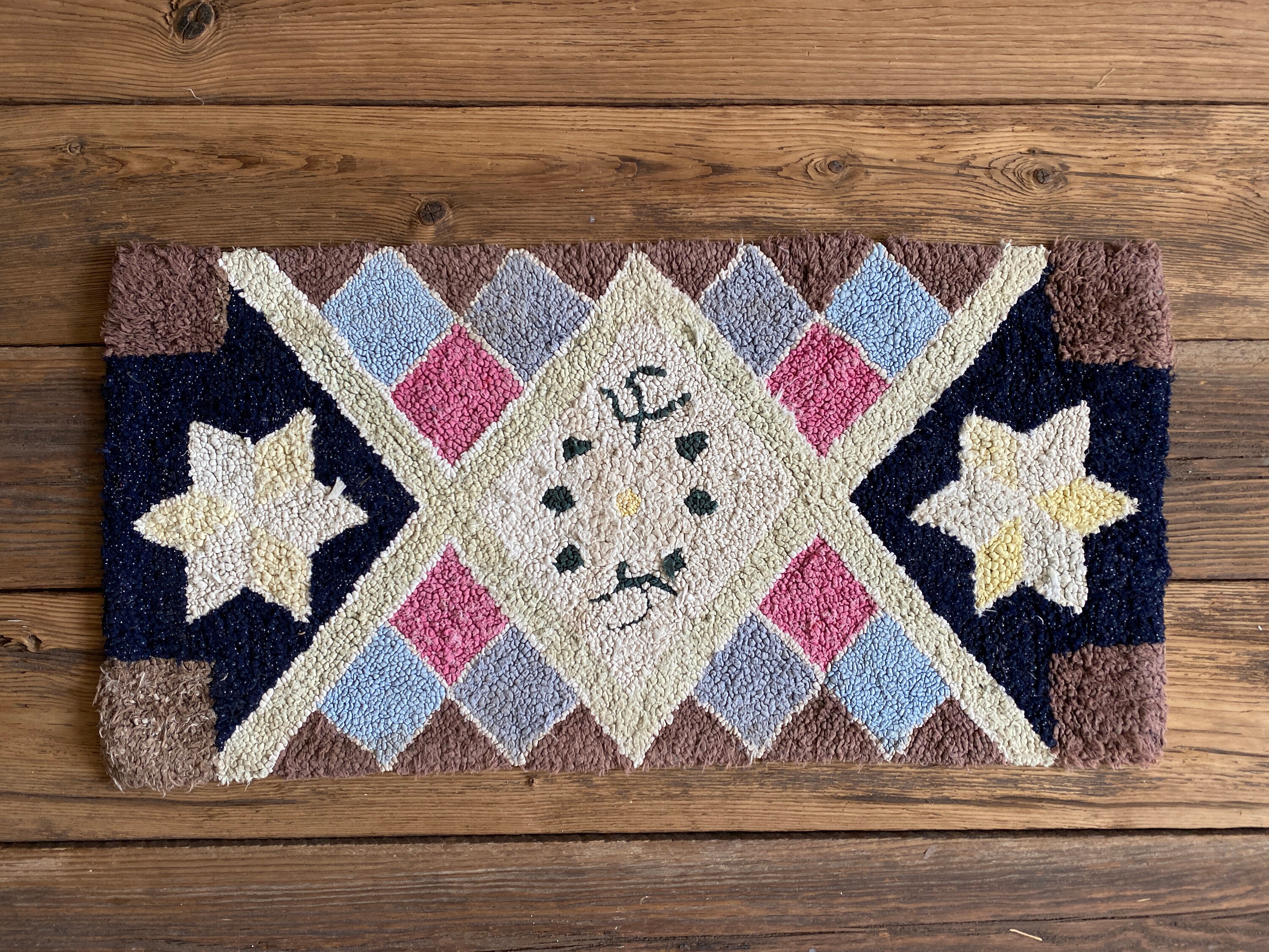 Tapis Crocheté Vintage/Antique, avec Des Motifs Géométriques et Floraux Roses, Bleus, Bruns, Jaunes