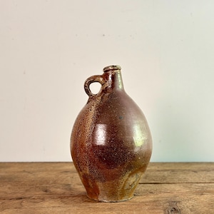 Antica brocca in ceramica smaltata al sale con un anello per le dita, con una straordinaria smaltatura a goccia marrone, dalla Germania, circa fine del 1700.