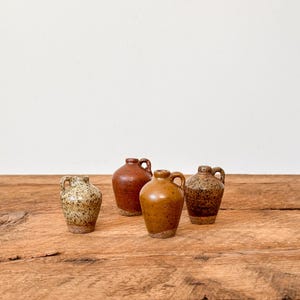 Juego de 4 jarras miniatura antiguas de gres - 2 firmadas "SG": Quebec, Canadá, década de 1880-1920