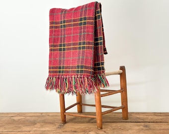 Vintage handgeweven plaid rode, groene, gele en zwarte wollen deken of plaid met franjes, uit Ontario, Canada, circa 1970