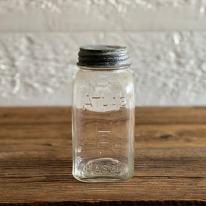 Antik / Vintage Atlas Mason Glas-Einmachglas mit Zink- und Porzellandeckel,