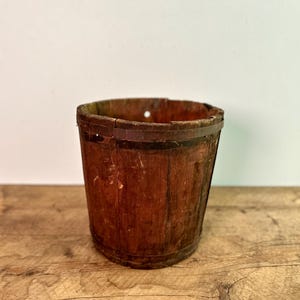 Antiker primitiver hölzerner Firkin-Ahorneimer mit seiner ursprünglichen roten Farbe, aus Quebec, Kanada, etwa Ende des 19.Jahrhunderts bis Anfang des 20.Jahrhunderts