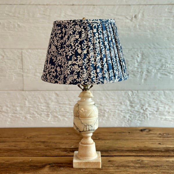 Lampe urne de table vintage en marbre avec abat-jour recouvert de tissu plissé fait main, motifs floraux bleus et beiges imprimés