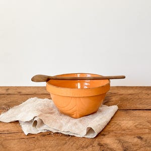 Bol para mezclar antiguo de cerámica amarilla - Esmalte naranja con diseños art déco: Probablemente de Watt, Ohio, EE. UU., década de 1920.