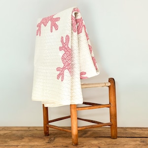 Antyczna, biało-różowa, pikowana letnia kołdra z aplikacją, pochodząca z Quebecu w Kanadzie, z około początku XX wieku