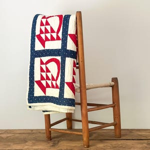 Antieke mandquilt met rode, witte en blauwe calicostoffen, handgequilt katoenen plaid of deken, uit Ontario, Canada, circa 1920