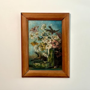 Pintura original antigua de flores y pájaros, pintada en el reverso de una fotografía grupal de hombres con uniforme militar, alrededor de 1890-1900.