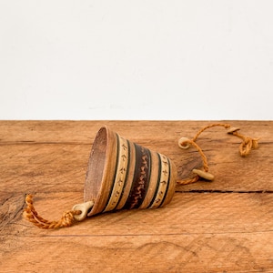 Puede incluir: Una taza de cerámica blanca con un asa negra y el texto "But First, Coffee" en negro, en negrita. La taza está sobre una superficie blanca.