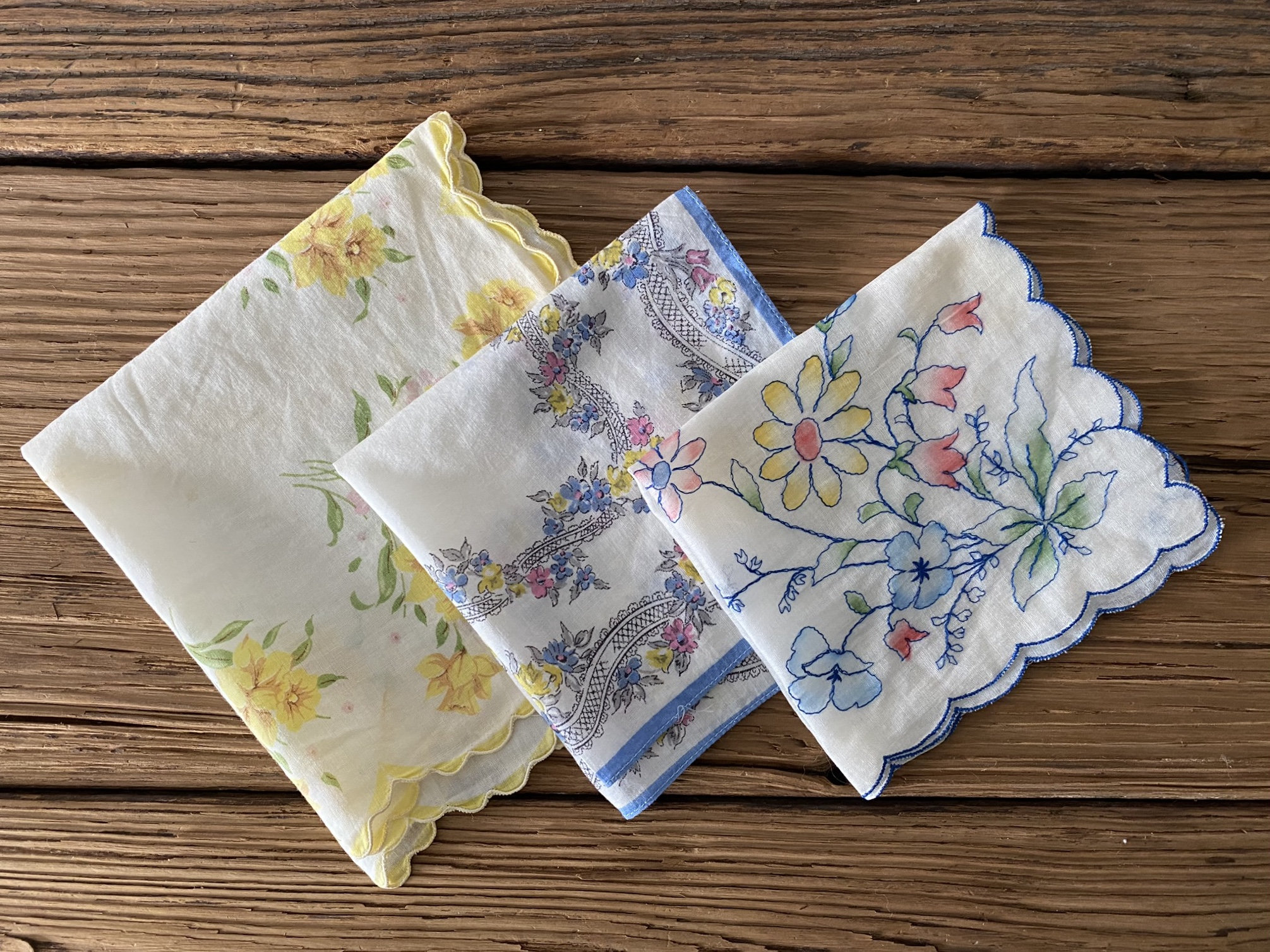 1FunnyLadyCreations Women's Vintage Flowers Handkerchief