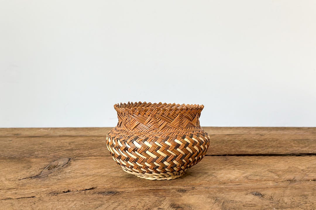 Banc américain en pin massif fait de rondins équarris 1960's / 70's En vente sur