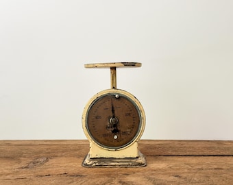 Antique Chatillon kitchen scale, capacity 500 grams, buttery-yellow metal scale, made in the USA, circa 1920s