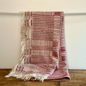 Antique hand-woven overshot coverlet or blanket, made from mauve wool and beige linen thread, from Quebec, Canada, early 1900s