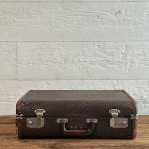 Antica valigia da viaggio in pelle con monogramma, J.A.W., custodia da viaggio in pelle testurizzata, anni '40 circa