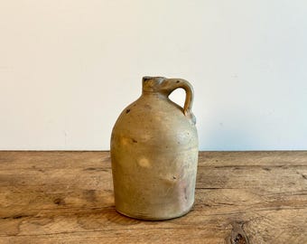 Antiker Steinzeug-Tonkrug mit Griff, beige-farbener Kaufmannskanne mit Fingerschlaufe aus Tibet-Silber, um 1800