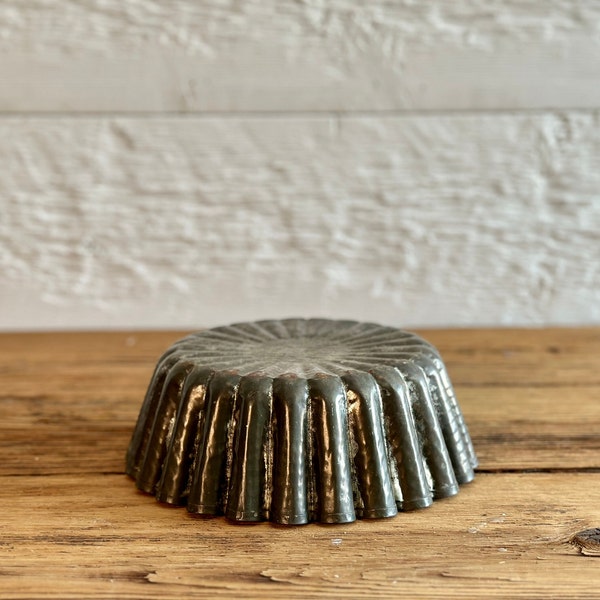 Moule ancien en étain cannelé pour gâteau brioché français, moule en métal Bundt, bords festonnés, probablement du début des années 1900-20