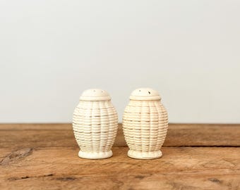 Large vintage ceramic salt & pepper shakers with cork plugs: white and gold an with embossed corn pattern, made in Japan, circa 1950s