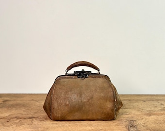 Maletín de médico de cuero antiguo, pequeña maleta de cuero marrón con asa y cierre de metal, circa 1920-1930