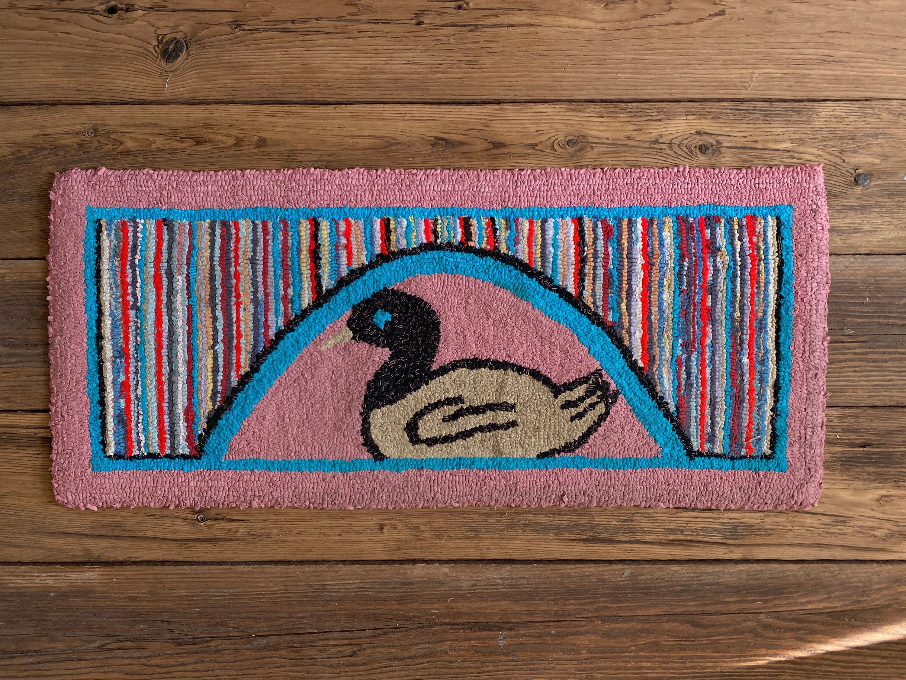 Tapis Crocheté Antique/Vintage, Rose avec Un Canard et Des Rayures Colorées, Du Québec, Canada