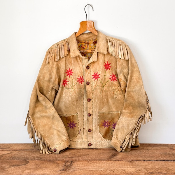 Chaqueta indígena de mediados de siglo, bordada en piel de venado, con flecos y forro con estampado atómico, una pieza rara: Quebec, Canadá, década de 1950.