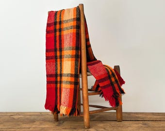 Vintage handgeweven rood, zwart, oranje en camel geruite wollen deken of plaid, 2 panelen met een naad in het midden, uit Ontario, Canada, circa 1940