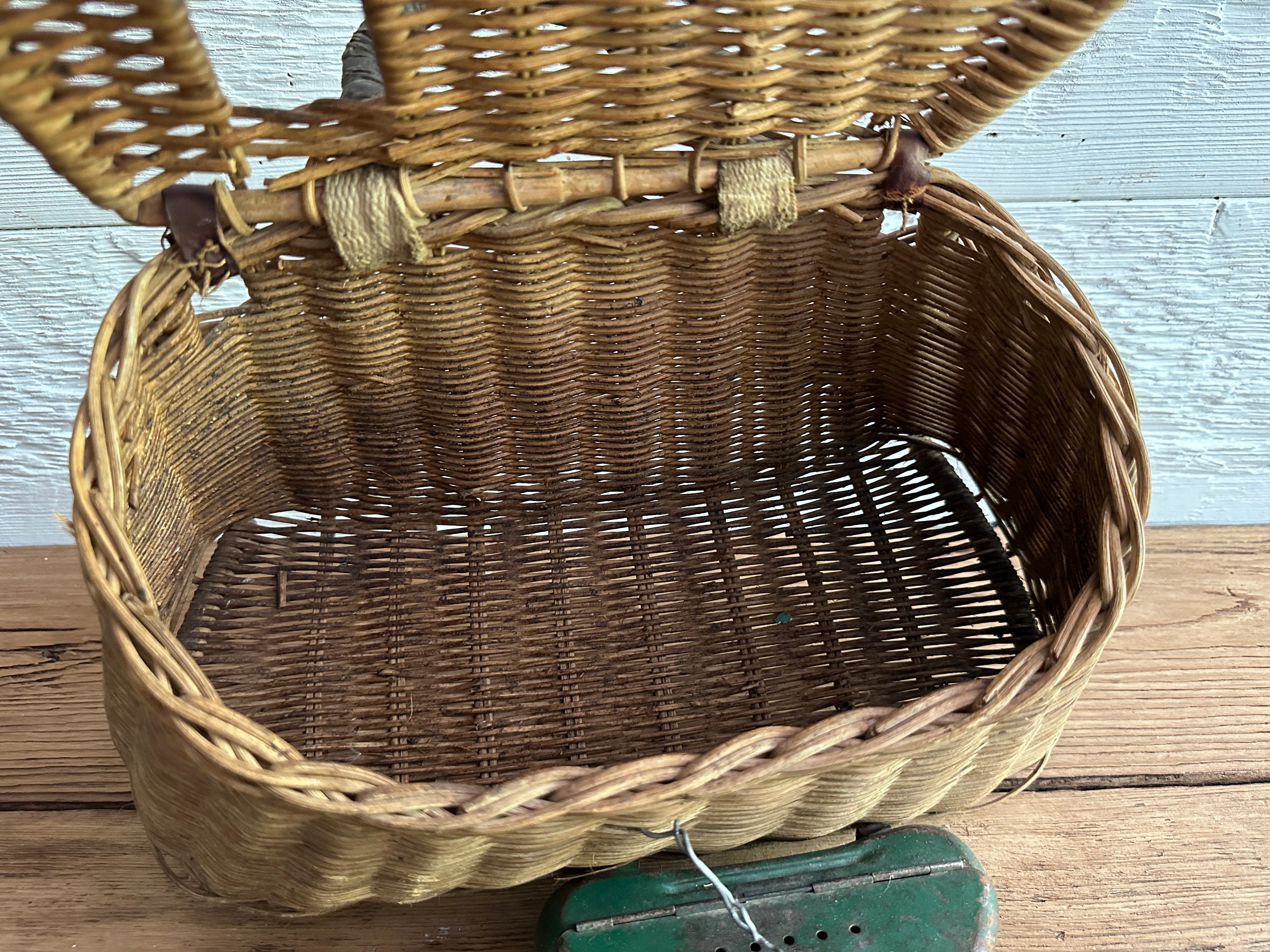 Vintage Wicker Fishing Creel Basket, Fly Fisherman Basket With Old Pal Bait  Box With Belt Loop, Circa 1950s 