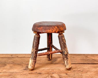 Massiver antiker lederumwickelter Dreibein-Hocker: Ontario, Kanada, 1860er-90er Jahre