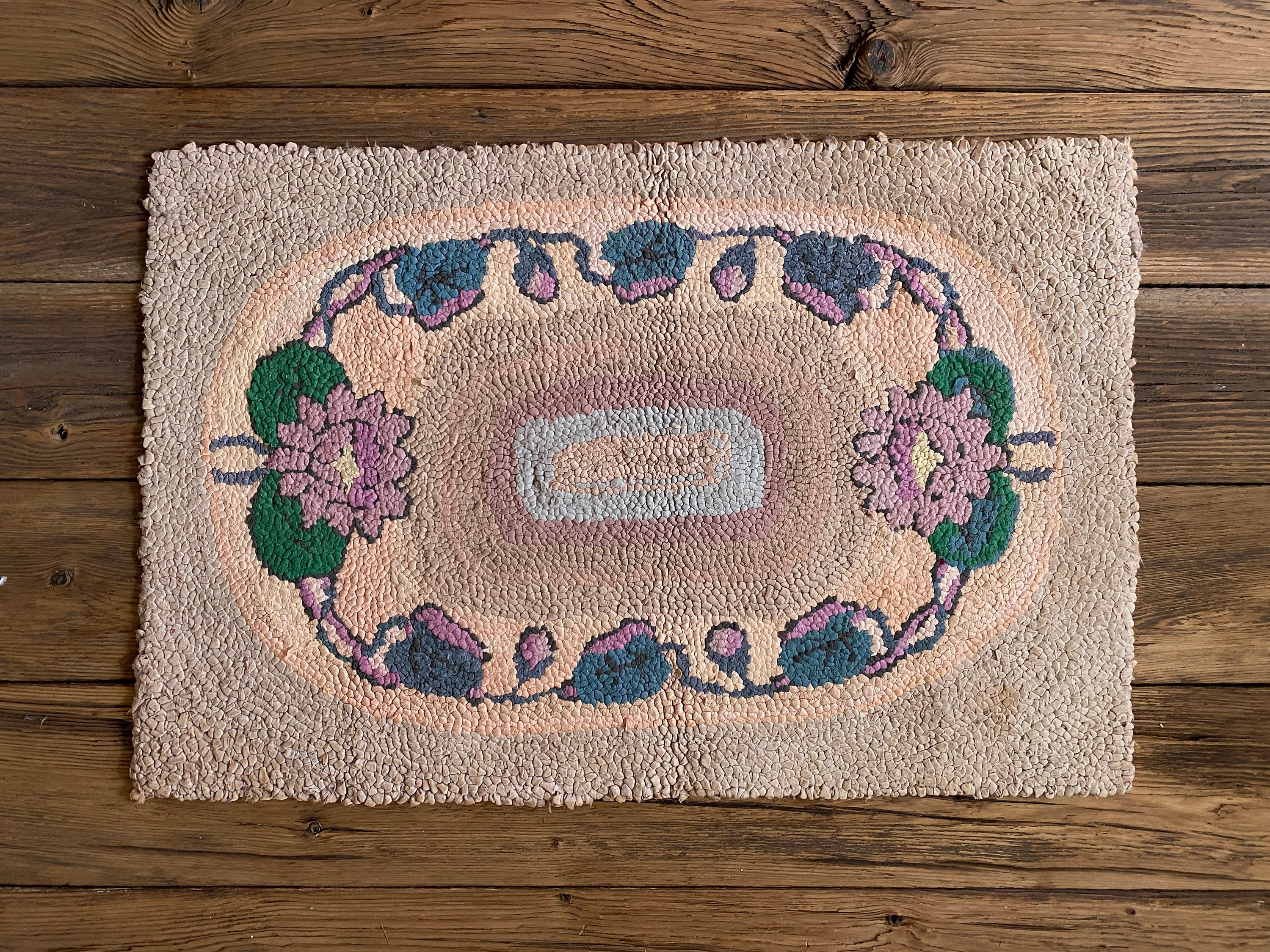 Tapis à Crochets Antique, avec Des Motifs Floraux Lilas, Roses et Verts, Du Québec, Canada, Probable