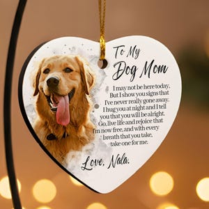 Puede incluir: Adorno conmemorativo personalizado en forma de corazón con una foto de un perro golden retriever. El adorno tiene el texto "To My Dog Mom" y un poema. Cuelga de una cuerda dorada. El texto "Custom Memorial Ornament" está en la parte superior.