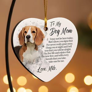 Puede incluir: Adorno conmemorativo en forma de corazón con un retrato de beagle y el texto "To My Dog Mom". El adorno incluye un mensaje conmovedor y está suspendido por una cuerda dorada. Las palabras "EVERMORE KEEPSAKES" y "Custom Memorial Ornament" están en la parte superior.