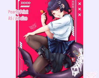 Puede incluir: Ilustración de estilo anime que presenta a una persona con uniforme escolar sentada sobre un tiburón estilizado. La obra de arte tiene un fondo rosa vibrante con detalles en blanco y el texto "PearlyPrint A5 / A4 size". La persona tiene cabello oscuro con reflejos rosas y ojos rojos.