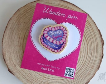 Literal Legend Cake – Anstecknadel aus Holz, Ayesha Erotik