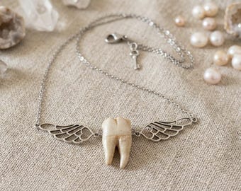 Zahnfee-Halskette – Handgefertigter Gothic-Vintage-Schmuck aus Polymer Clay
