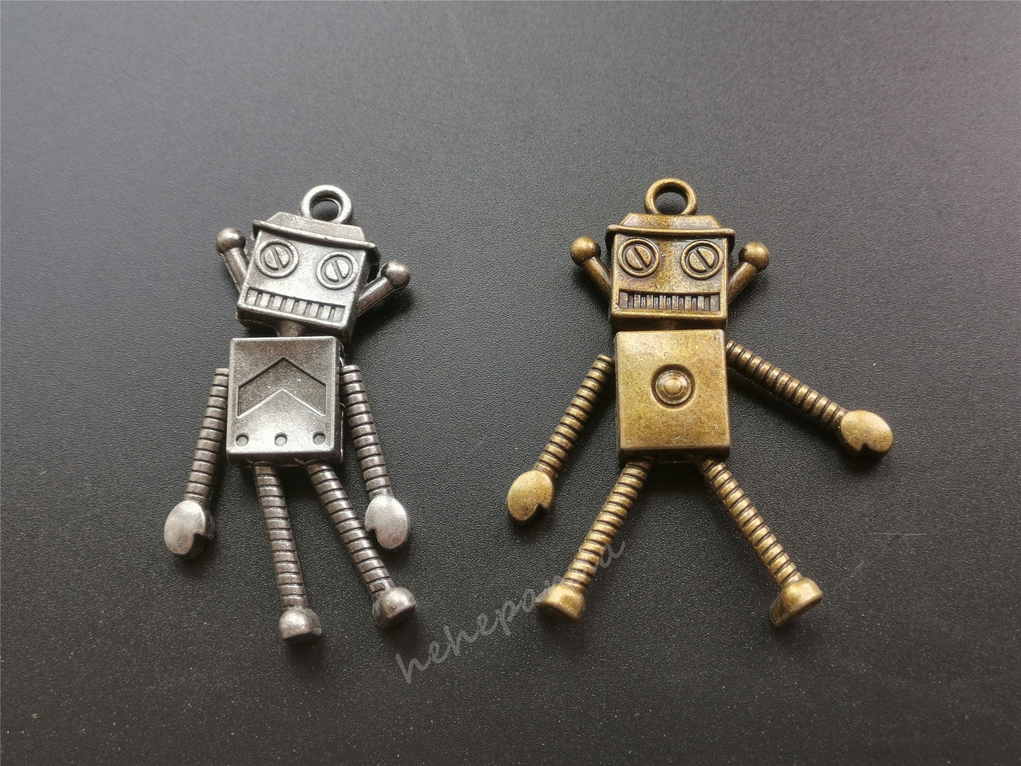 Pendentif Vintage Robot Articulé En Métal Argenté - Occasion En Bel état - Reflets Lumière Sur Photos