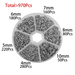 May include: A round plastic container with six compartments filled with silver jump rings. Each compartment is labeled with the size of the jump rings in millimeters and the quantity of rings in each compartment. The total number of jump rings is 970.